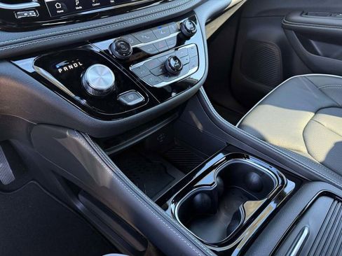 New 2026 Chrysler Pacifica Limited image 24