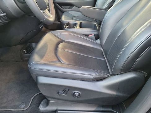 Certified 2025 Chrysler Pacifica Select image 16