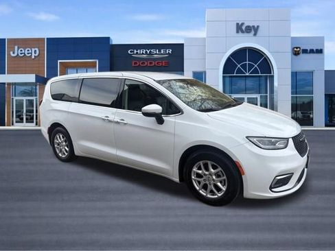 Used 2023 Chrysler Pacifica Touring-L image 3