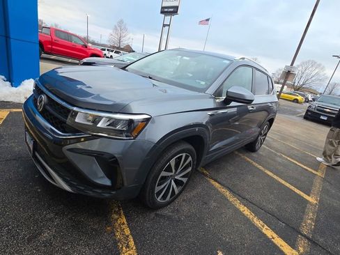 Used 2022 Volkswagen Taos SE image 1