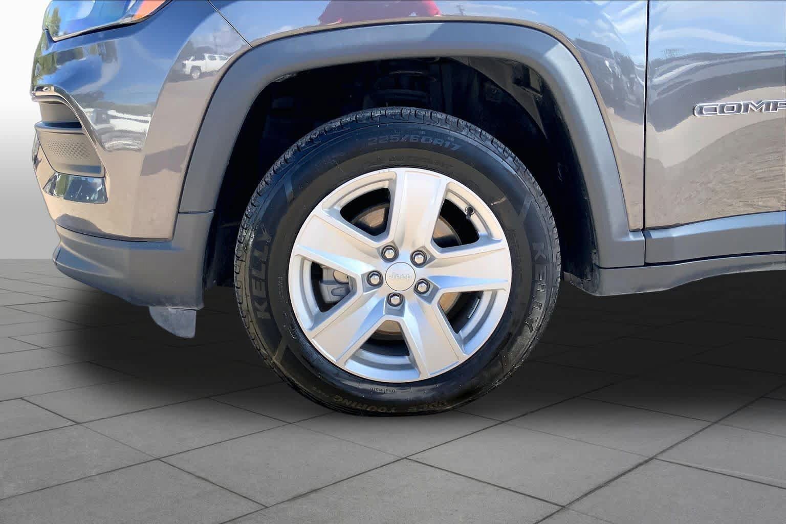 Used 2022 Jeep Compass Latitude w/ Sun and Sound Group AWD/4WD image 11