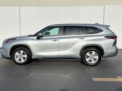 Used 2025 Toyota Highlander LE image 2