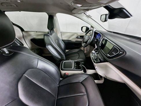 Used 2024 Chrysler Pacifica Touring-L FWD image 28