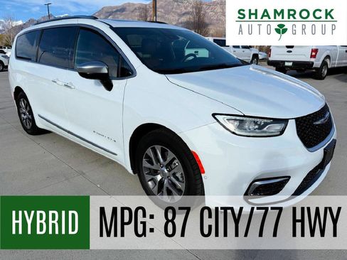 Used 2023 Chrysler Pacifica Pinnacle image 1
