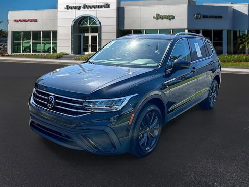 Used 2022 Volkswagen Tiguan SE w/ Panoramic Sunroof Package image 4