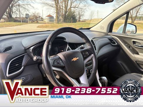 Used 2019 Chevrolet Trax LT w/ LT Convenience Package image 12