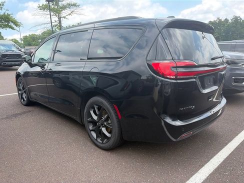 Certified 2025 Chrysler Pacifica Limited FWD image 10