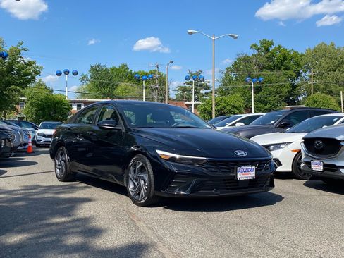 Used 2025 Hyundai Elantra SEL FWD image 1
