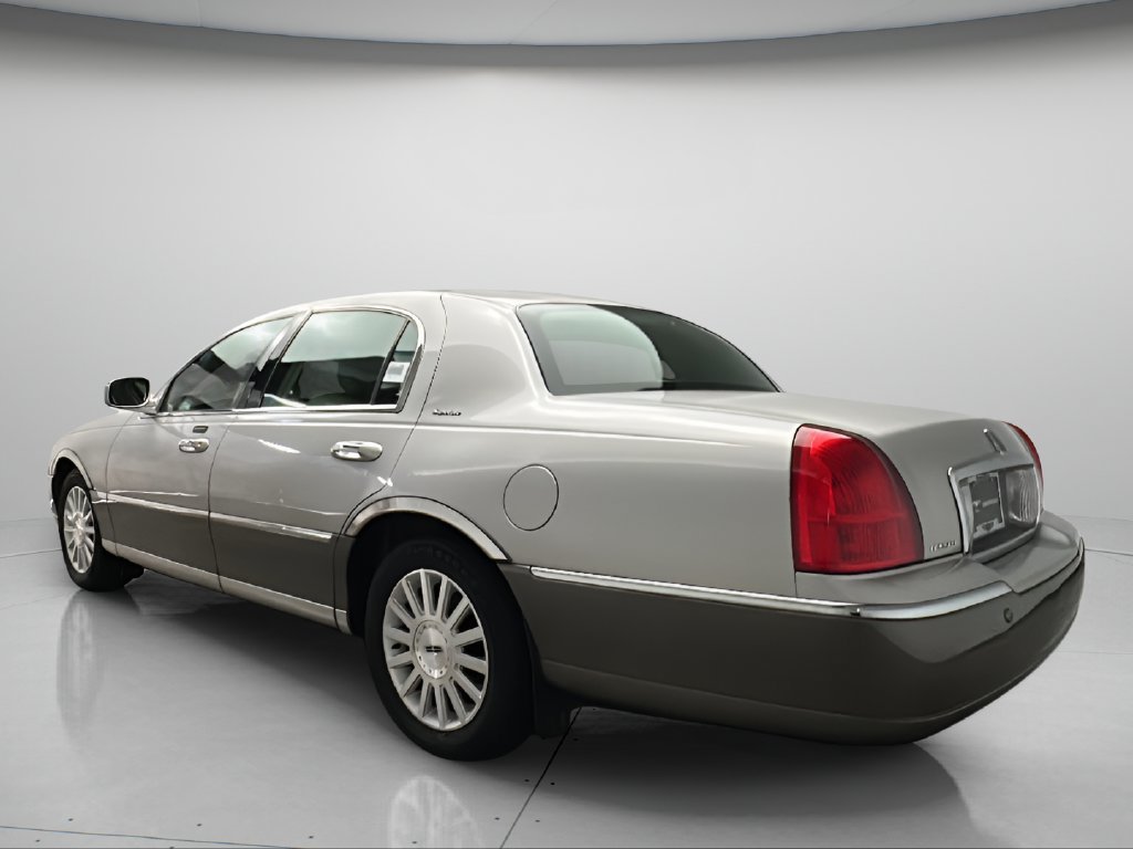 Used 2003 Lincoln Town Car Signature RWD image 5