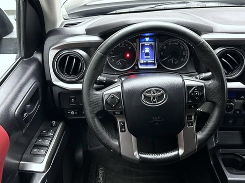 Used 2020 Toyota Tacoma SR5 AWD/4WD image 12