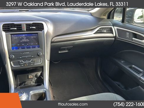 Used 2020 Ford Fusion SE image 32