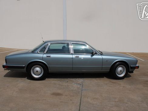 Used 1990 Jaguar XJ Vanden Plas RWD image 16