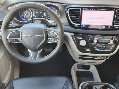 Used 2024 Chrysler Pacifica Touring-L FWD image 27