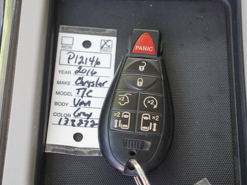 Used 2016 Chrysler Town & Country Touring-L FWD image 31