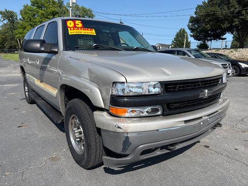 Used 2005 Chevrolet Suburban 2500 LT w/ Preferred Equipment Group AWD/4WD image 4