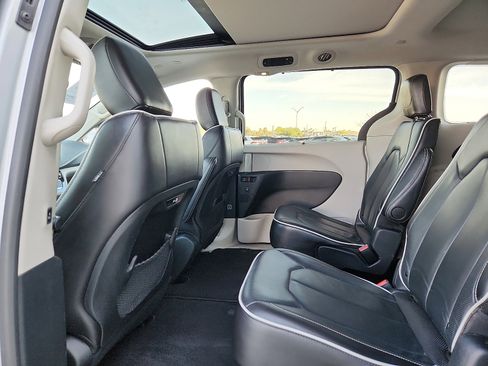 Used 2024 Chrysler Pacifica Limited image 12