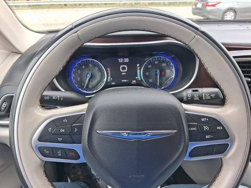 Used 2017 Chrysler Pacifica Limited w/ UConnect Theater Package FWD image 10