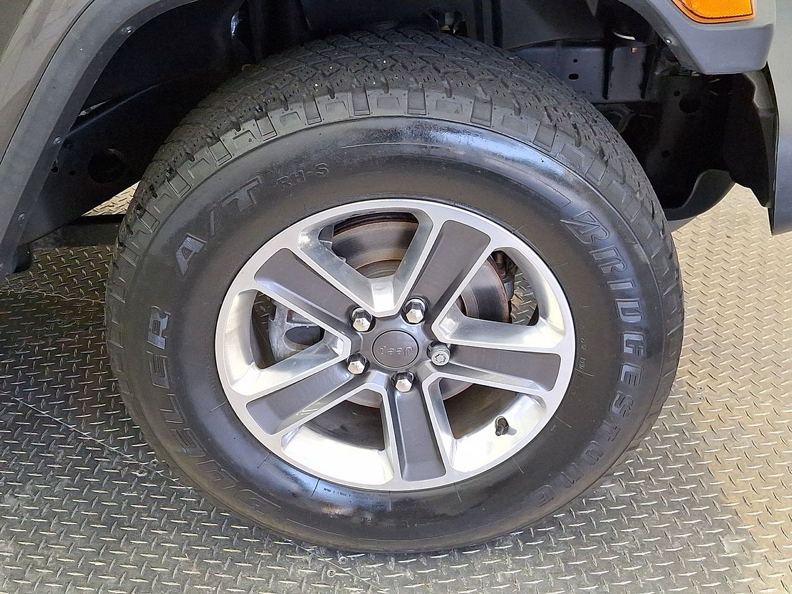 Used 2018 Jeep Wrangler Unlimited Sahara w/ Cold Weather Group AWD/4WD image 30