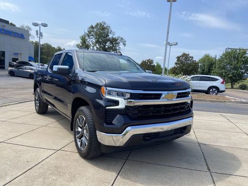 Used 2023 Chevrolet Silverado 1500 LT AWD/4WD image 2