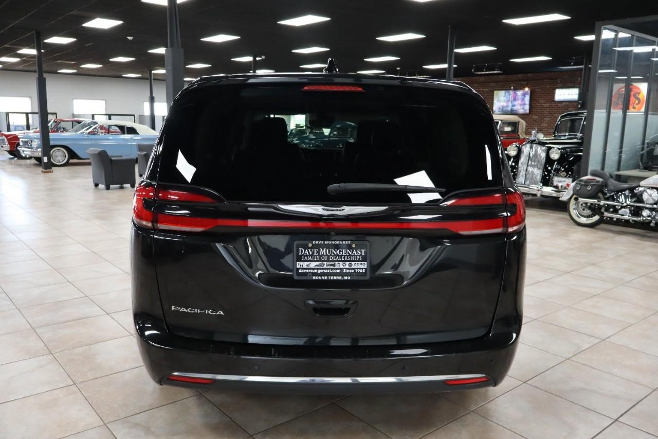 Used 2023 Chrysler Pacifica Touring-L FWD image 5