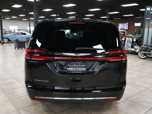 Used 2023 Chrysler Pacifica Touring-L FWD image 5