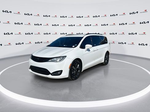 Used 2020 Chrysler Pacifica Touring-L Plus w/ S Appearance Package FWD image 4