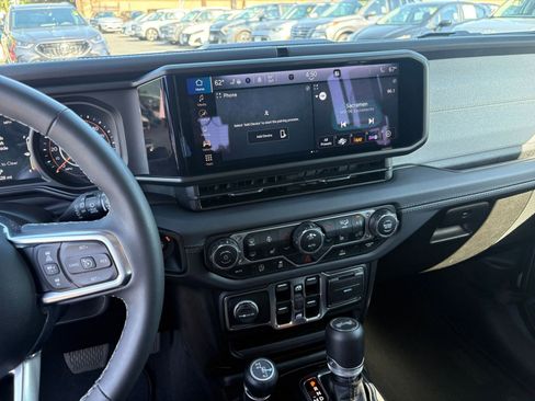 Used 2025 Jeep Wrangler Unlimited Sahara AWD/4WD image 17