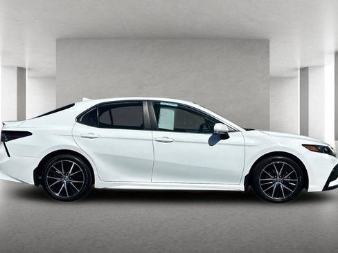 Used 2024 Toyota Camry SE FWD image 3