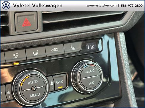 Certified 2024 Volkswagen Jetta SE w/ Panoramic Sunroof Package image 28