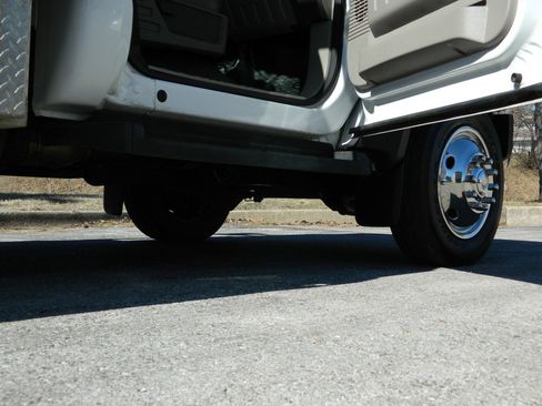 Used 2009 Ford F550 2WD Regular Cab Super Duty image 13