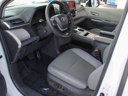 Used 2024 Toyota Sienna Limited FWD image 13