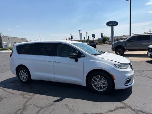 Used 2025 Chrysler Pacifica Select FWD image 3