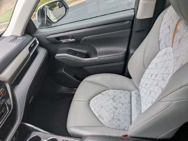 Used 2023 Toyota Highlander Bronze Edition AWD/4WD image 17