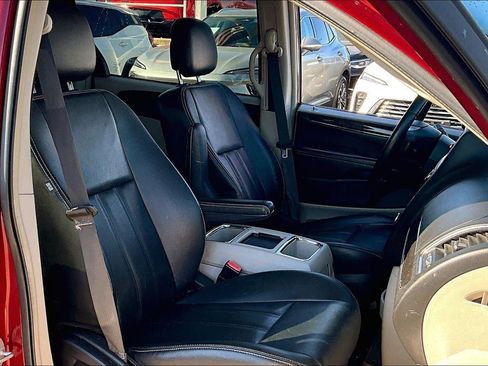 Used 2016 Chrysler Town & Country Touring image 7