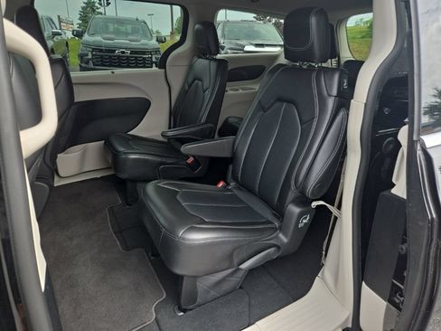 Used 2024 Chrysler Pacifica Touring-L FWD image 11