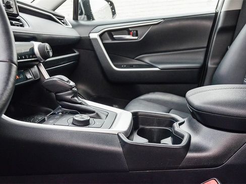 Used 2021 Toyota RAV4 XLE Premium image 21