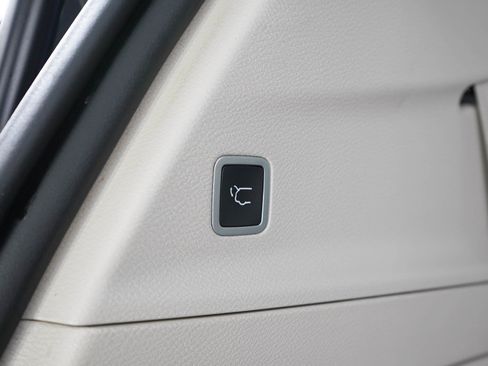 Used 2017 Chrysler Pacifica Touring-L FWD image 11