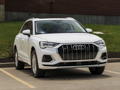 Used 2023 Audi Q3 2.0T Premium w/ Convenience Package AWD/4WD image 2