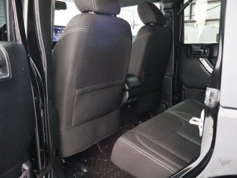 Used 2017 Jeep Wrangler Unlimited Sahara w/ Connectivity Group AWD/4WD image 39
