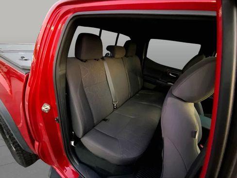 Used 2018 Toyota Tacoma TRD Off-Road w/ Technology Package AWD/4WD image 19