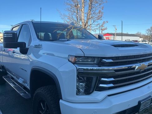 Used 2020 Chevrolet Silverado 2500 High Country w/ Z71 Off-Road Package image 3