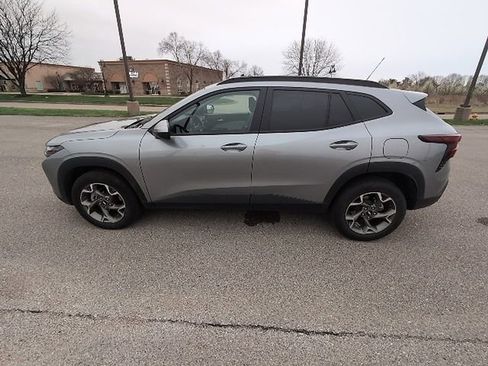 Used 2025 Chevrolet Trax LT w/ LT Convenience Package image 7