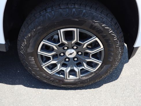 Used 2025 Chevrolet Colorado Z71 w/ Technology Package AWD/4WD image 13