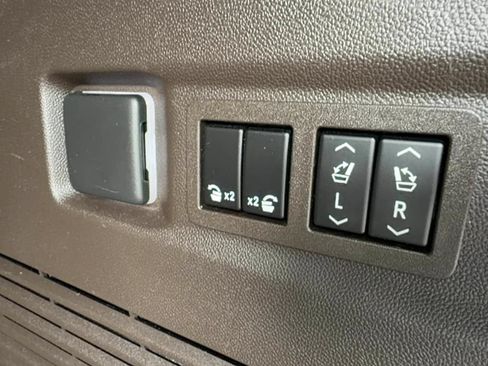 Used 2022 GMC Yukon SLT w/ SLT Luxury Package AWD/4WD image 10