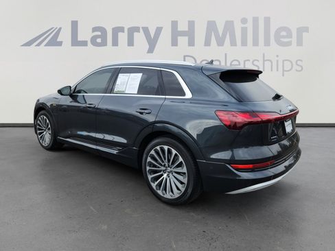 Used 2019 Audi e-tron Prestige w/ Prestige Package image 3