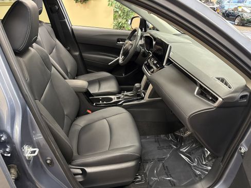 Used 2024 Toyota Corolla Cross XLE w/ Convenience Package image 16