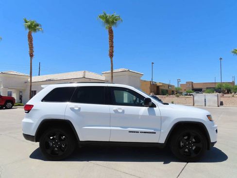 Used 2018 Jeep Grand Cherokee Laredo AWD/4WD image 7