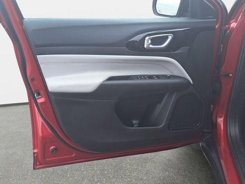 Certified 2025 Jeep Compass Limited image 28