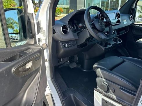 Used 2025 Mercedes-Benz Sprinter 2500 image 11