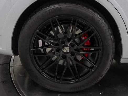 Used 2025 Porsche Cayenne Turbo AWD/4WD image 9